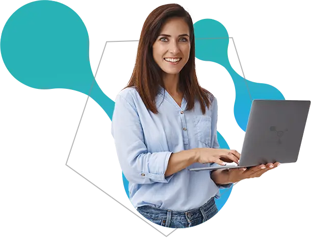 Mulher segurando um laptop