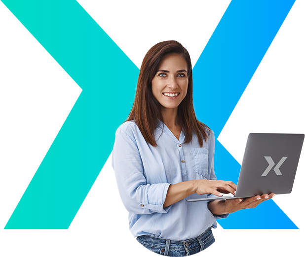 Mulher segurando um laptop